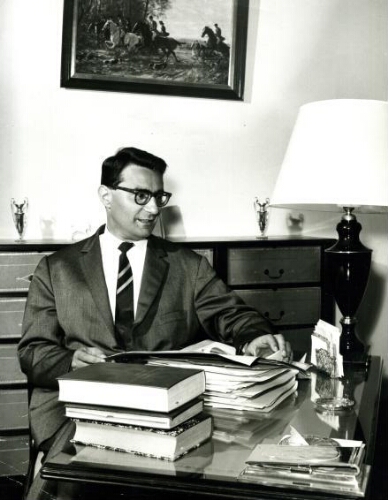 Eddy Florentin à sa table de travail dans les années 1960.